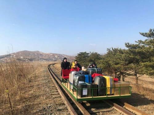 Diplomatas russos deixam Coreia do Norte empurrando carrinho ferroviário