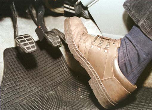 Utilizar sapato correto ao dirigir pode evitar acidentes
