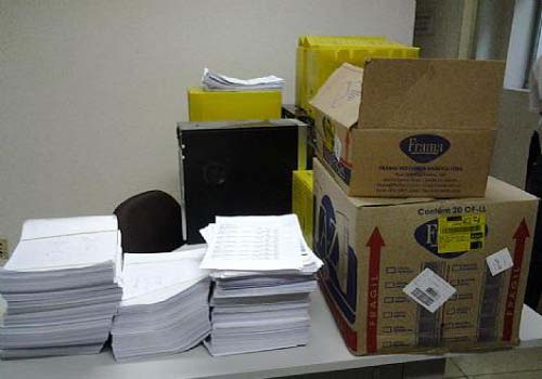 Oficiais de justiça e promotores apreendem documentos na ALE