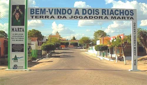 Mãe é presa após agredir filho com mangueira no município de Dois Riachos