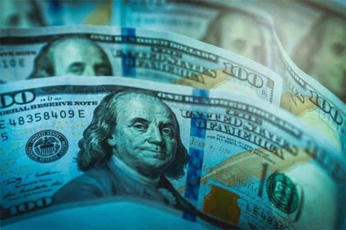 Dólar desaba e fecha em R$ 5,84 após Trump adiar 