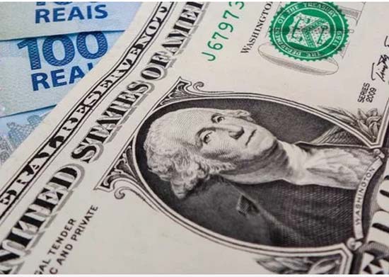 Turistas aproveitam queda no câmbio para comprar dólar