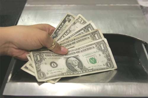 Dólar fecha em queda a R$ 5,72 e Ibovespa retoma os 130 mil pontos após feriado prolongado