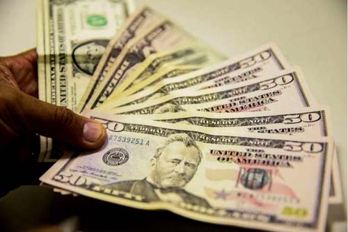 Mesmo com leilão do BC, dólar mantém alta e bate R$ 4,26