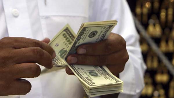 Influenciado por exterior, dólar tem maior queda em três meses