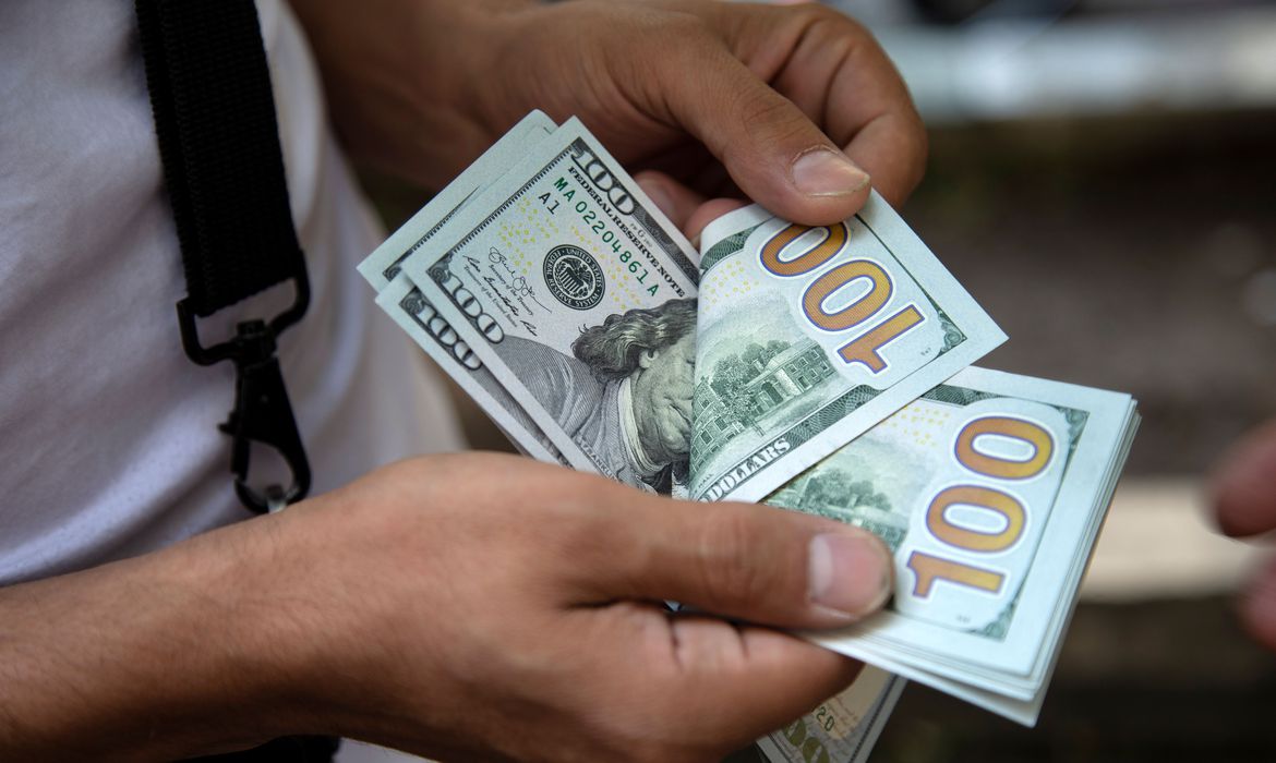 Dólar dispara acima de R$5,22 de olho em nova cepa de Covid-19