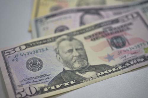Dólar dispara e fecha a semana a R$ 5,47 com pandemia e risco fiscal