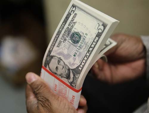 Dólar fecha em queda e se aproxima de R$ 5,50
