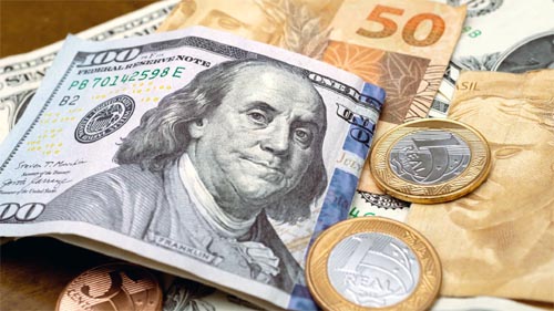 Dólar recua 0,17% e volta a fechar abaixo de R$ 4,90 com exterior