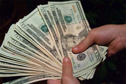Valor do Dólar cai para o menor desde junho de 2024 diante de incertezas políticas e econômicas