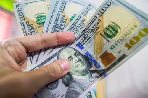 Dólar atinge recorde histórico pelo quarto dia seguido e encerra segunda-feira a R$ 6,06