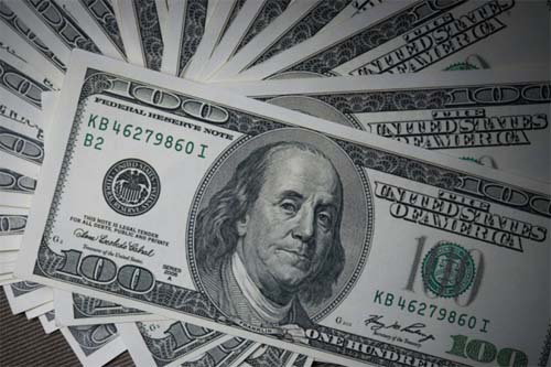 Dólar sobe 0,50%, fechando a R$ 5,61 e o real é a pior moeda da semana.