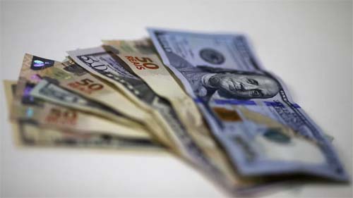 Dólar sobe para R$ 5,56 com cautela sobre IOF e tensões EUA-China; bolsa avança com alívio na inflação