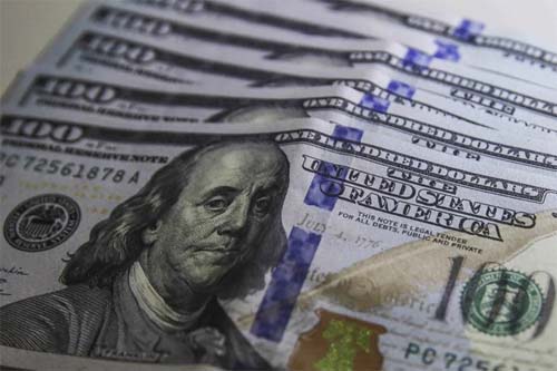 Mercado cambial: o dólar atinge seu menor valor em meses diante de incertezas políticas e econômicas