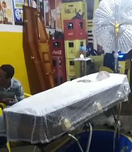 Dono de bar tem velório ao som do 'brega' e com bebida no Jacintinho