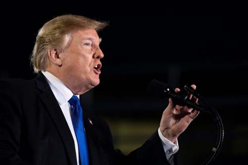 Trump alerta militares venezuelanos que 'perderão tudo' apoiando Maduro