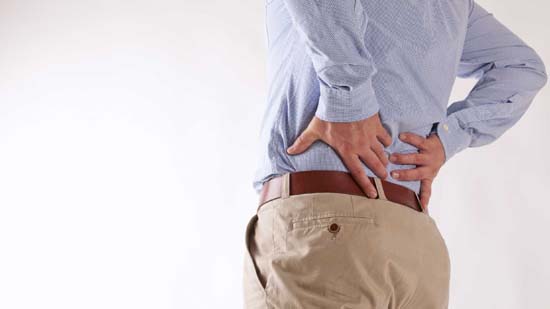 Dor nas costas é 5ª maior causa de afastamento do trabalho, diz estudo
