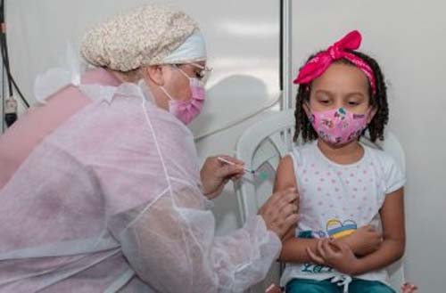 Saúde inicia aplicação de dose de reforço contra a Covid-19 em crianças de 3 a 4 anos