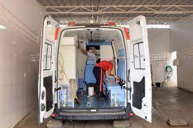 Mulher é baleada em via pública por criminosos armados