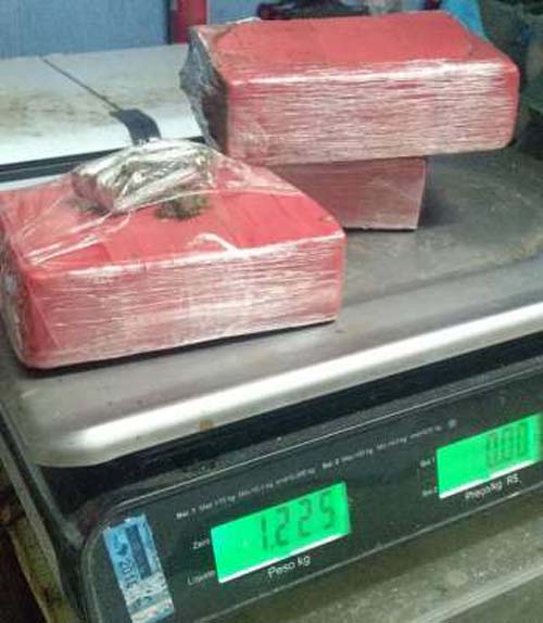 Jovem é preso com drogas dentro de casa em Porto Real do Colégio