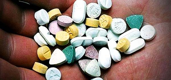 Dupla é presa com comprimidos de drogas em frente a hotel em Cruz das Almas