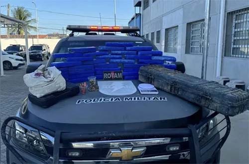 Polícia apreendeu mais de 30 quilos de maconha enterrados no quintal de uma casa na Vila Brejal.