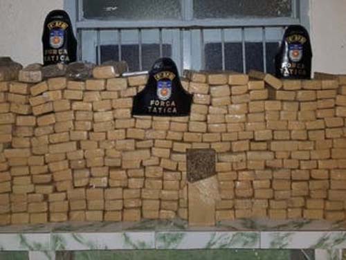 Operação policial: casal é flagrado e preso com quase 90kg de maconha dentro de casa