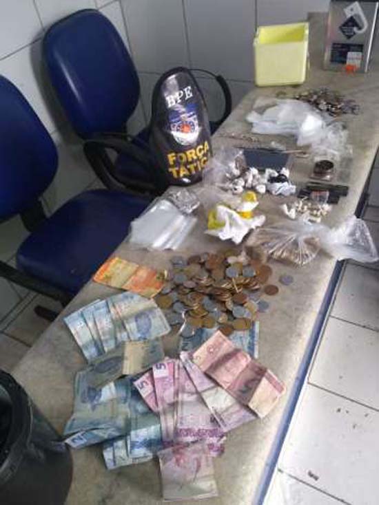 Homem é preso com crack, maconha e cocaína no bairro do Feitosa