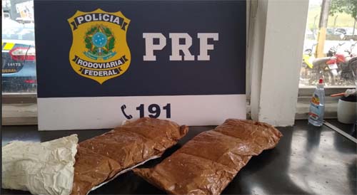 Com filha de 4 meses no colo, mulher é presa transportando droga em ônibus interestadual