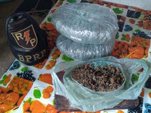 Polícia prende homem e apreende dois quilos de maconha em residência