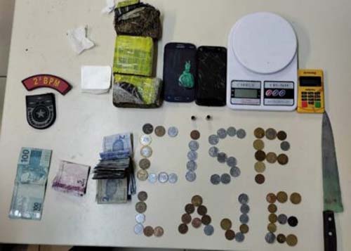 Em ações distintas, PM apreende drogas, arma de fogo e recupera veículo