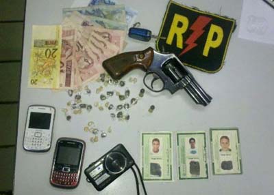 RP prende quatro pessoas com drogas e arma de calibre restrito