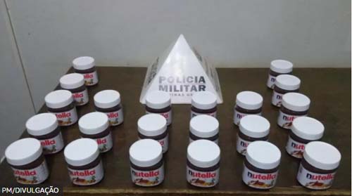 Caranguejo de maconha e dominó de cocaína: a curiosa coleção de fotos de apreensão de drogas no Brasil