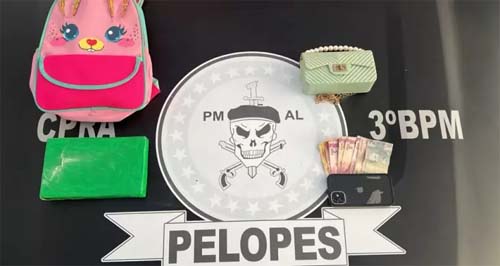 Mulher é presa com 1 kg cocaína escondida em mochila de criança de apenas seis anos