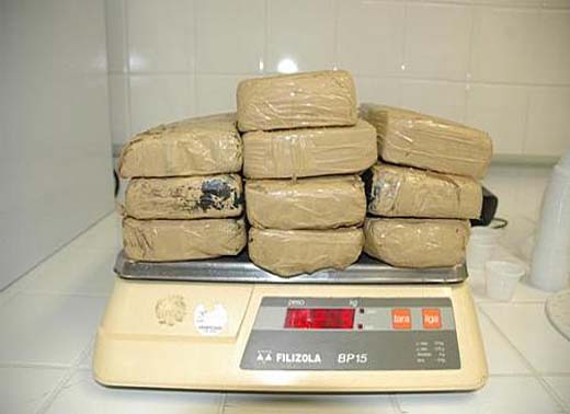 Polícias apreendem 21kg de cocaína, submetralhadora e dinheiro na BR-101