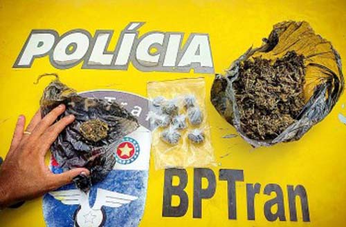 Homem usa dinheiro do auxílio emergencial para comprar maconha e revender, mas é preso