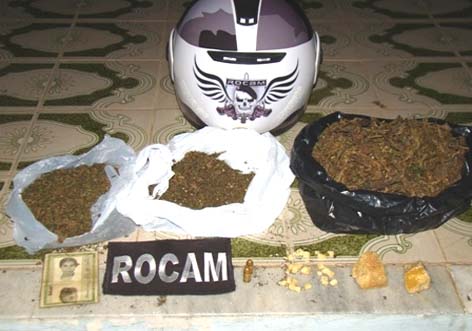 Polícia 'estoura' boca de fumo e mulher acaba presa