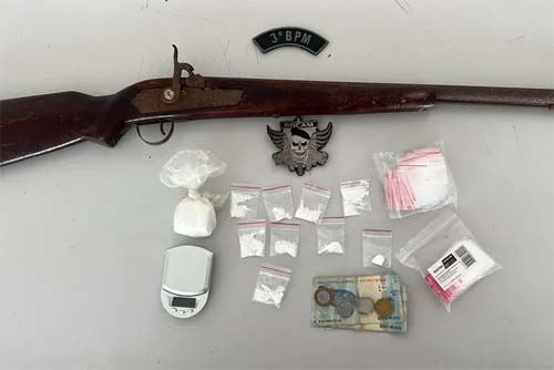 Após denúncia de tiros, polícia apreende drogas e arma artesanal em Feira Grande