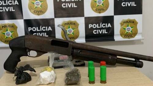Homem é preso com espingarda e drogas na Pitanguinha