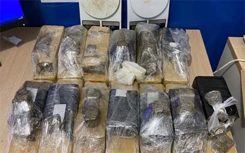 PM apreende drogas e balança de precisão dentro de residência, em Maceió