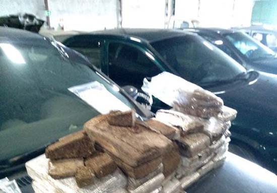 Funcionários do Detran encontram 20kg de drogas durante vistoria em carro apreendido