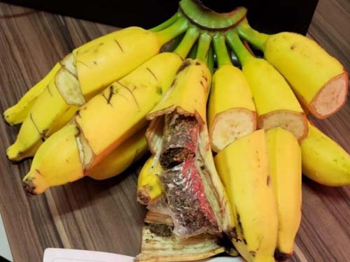 Mulher é presa ao tentar entrar em presídio com banana 'recheada' com maconha