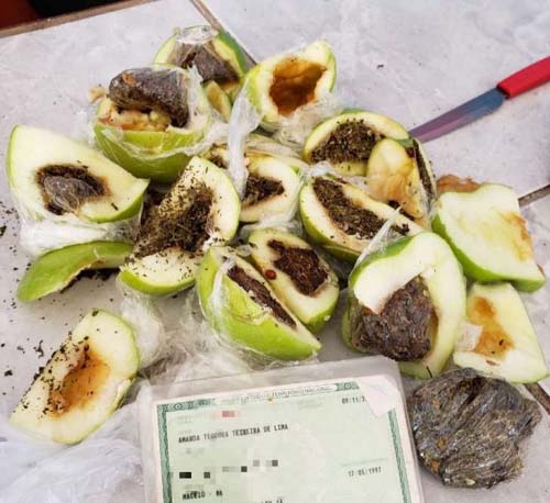 Jovem é presa tentando entrar em presídio com droga escondida em maçãs