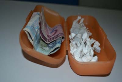 Jovem é preso com droga escondida atrás de vaso sanitário