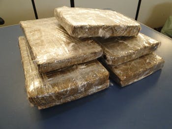 Criminosos fogem durante batida policial e deixam 27 kg de maconha para trás