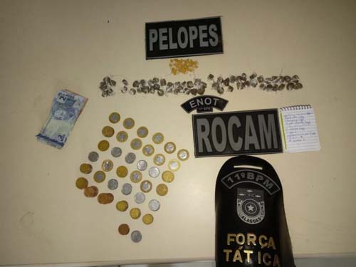 Jovem é presa após ser flagrada pela polícia vendendo drogas no Centro de Penedo