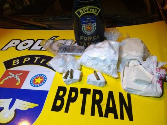 Casal suspeito de tráfico é preso com droga avaliada em R$ 50 mil na Santa Lúc