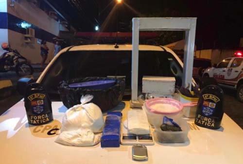 PM prende suspeito e fecha refinaria de drogas em Maceió