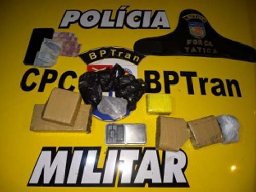 Jovens são presos suspeitos de tráfico de drogas no Benedito Bentes