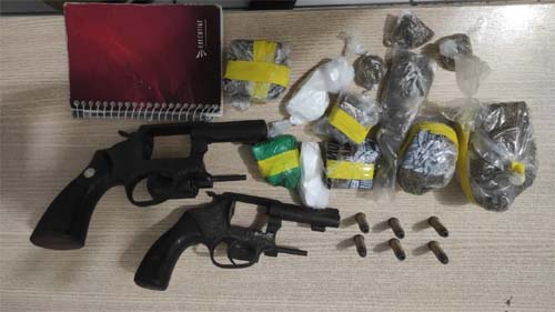 Polícia prende suspeito com duas armas de fogo e drogas no Petrópolis